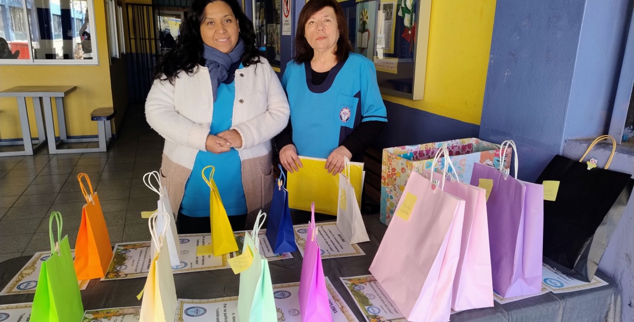 La BiblioCRA premia a los/as estudiantes por sus poemas más destacados.